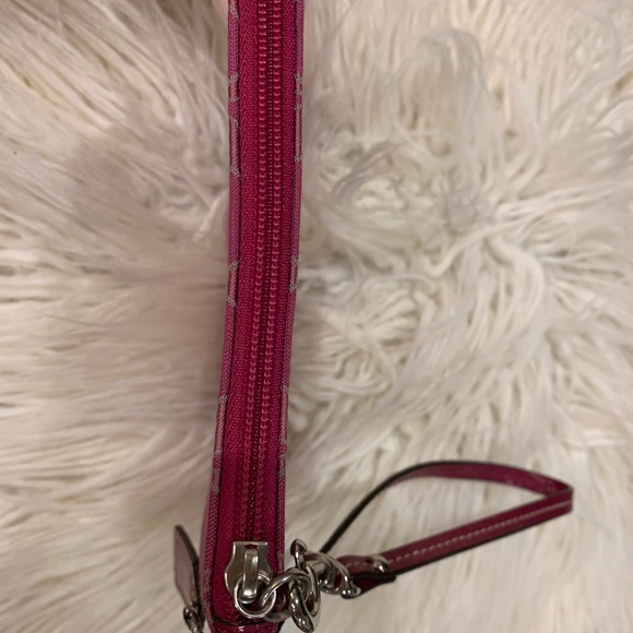 🌸Coach Wristlet🌸 - Picture 4 of 5